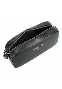 Borsa cosmetica nera in pelle con forma rettangolare, hardware dorato e chiusura con zip. L'interno presenta un motivo con logo.
