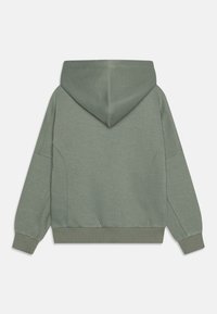 Felpa verde con cappuccio ampio, polsini e orlo a costine, caratterizzata da una superficie semplice e liscia e un design minimalista.