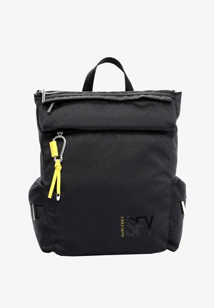 Zaino nero con texture, dotato di maniglia superiore, zip argento, tasca frontale e un accento giallo sulla linguetta della zip e sul logo.