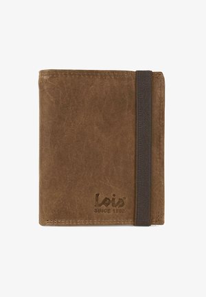 Billetera de cuero marrón con borde cosido, cierre de banda elástica y detalle de logo grabado en la parte inferior.