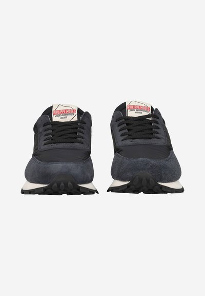 Sneaker blu navy realizzato con un mix di materiali in suede e tessuto, con suola testurizzata, lacci neri e un logo sulla linguetta.