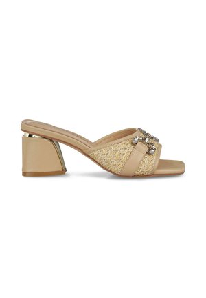 Chanclas de color beige con textura trenzada, punta abierta cuadrada y adornos decorativos de strass; cuentan con un tacón bloque bajo y angulado.