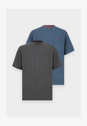 Deux t-shirts unis à manches courtes avec col rond, l'un gris foncé et l'autre bleu, chacun avec un petit logo brodé sur la poitrine.