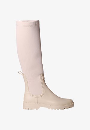 Beżowy gumowy but do kolan z miękką różową cholewą, z bocznymi elastycznymi panelami i teksturowaną podeszwą zapewniającą przyczepność.
