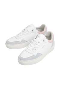 Sneakers bianchi con dettagli in suede grigio e tacco rosa. Parte superiore in pelle liscia, punta rotonda, design con lacci e suola in gomma testurizzata.