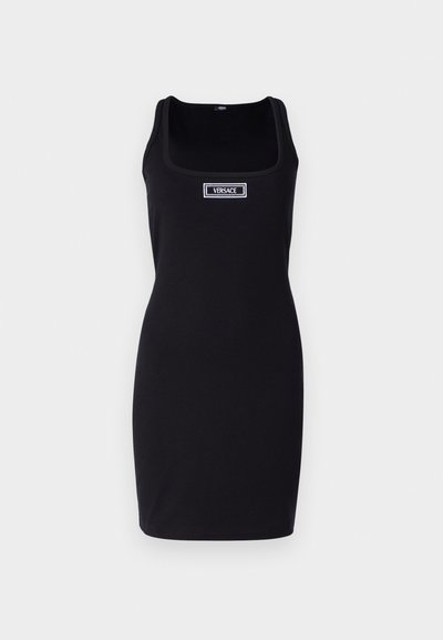 Rochie neagră fără mâneci, cu un design ajustat, realizată dintr-un material elastic. Are un decolteu pătrat și o pată de logo dreptunghiulară la piept.