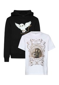 Czarna bluza z kapturem z białą grafiką sowy i tekstem; biała koszulka z brązowym wzorem "Powrót do Hogsmeade" oraz zdjęciem postaci o imieniu Hermiona.