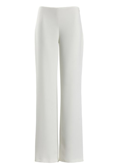 Pantalons blancs à jambes larges en tissu lisse avec un design épuré et minimaliste. Présente une couleur unie et aucune embellissement visible.