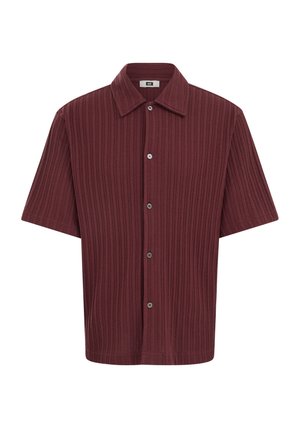 Rövid ujjú, gombos ing texturált bordó anyagból, függőleges bordázattal és klasszikus gallérral.