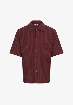 Rövid ujjú, gombos ing texturált bordó anyagból, függőleges bordázattal és klasszikus gallérral.