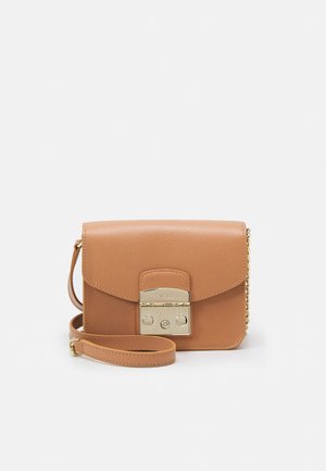 Petit sac bandoulière en cuir beige avec fermoir en métal doré et détail chaîne, avec une bandoulière en cuir réglable.