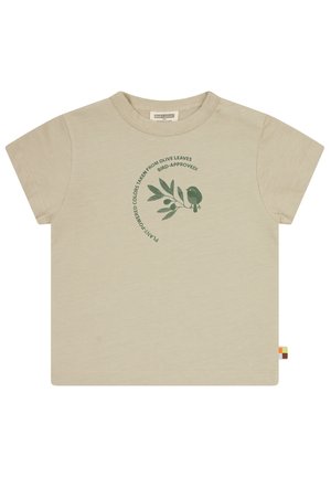 Beige Baumwoll-T-Shirt mit kurzen Ärmeln, das ein grünes grafisches Motiv eines Vogels und Olivenblätter zeigt, begleitet von Text über pflanzenbasierte Farben.