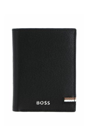 Portefeuille noir en cuir à deux volets avec logo argenté "BOSS" et un petit détail en tissu marron, blanc et noir dans le coin inférieur droit.