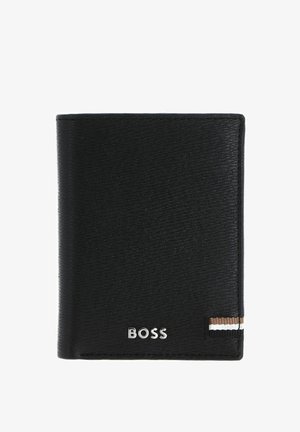 Portefeuille noir en cuir à deux volets avec logo argenté "BOSS" et un petit détail en tissu marron, blanc et noir dans le coin inférieur droit.