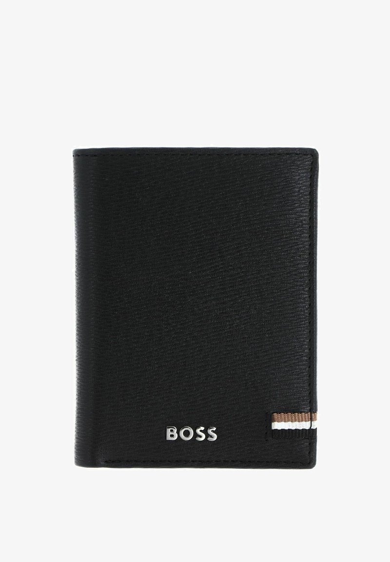 Portefeuille noir en cuir à deux volets avec logo argenté "BOSS" et un petit détail en tissu marron, blanc et noir dans le coin inférieur droit.