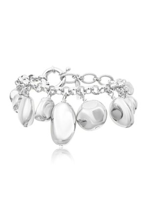 Bracelet en argent avec un design en chaîne, ornée de perles claires, lisses et arrondies de tailles variées, réfléchissant la lumière pour une finition polie.