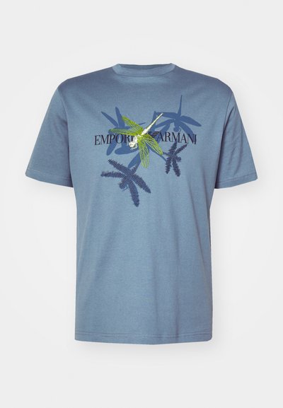Modra bombažna majica s vezenimi motivi gliv in listov v zeleni in mornarski barvi ter besedilom 'Emporio Armani' centriranim pod grafiko.