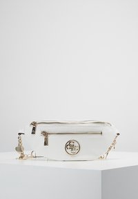 Valkoinen tekonahkainen vyölaukku, jossa on kultasävyiset yksityiskohdat, kaksi vetoketjullista osastoa ja pyöreä logotunnus edessä. Mukana ketjuyksityiskohta.