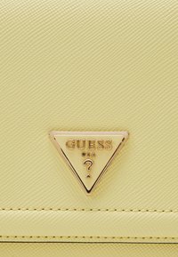 Guess NOELLE CONVERTIBLE - Torba preko tijela - pale yellow