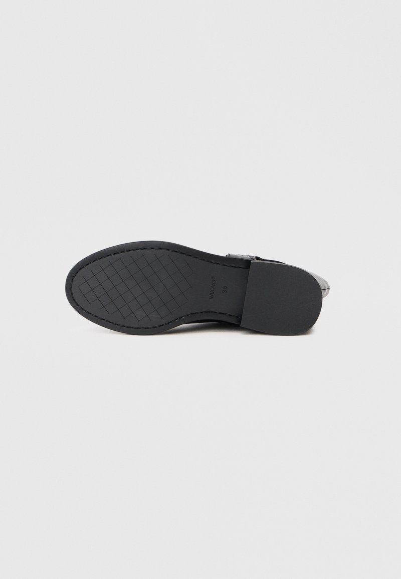 Schwarze Schuhsohle mit einem strukturierten Muster. Hat ein glattes Finish und ein rundes Zehendesign, mit einem genähten Rand für Langlebigkeit.