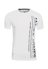 Weißes T-Shirt mit kurzen Ärmeln und Rundhalsausschnitt, versehen mit vertikalem "JACK & JONES" Schriftzug und grafischen Details in Blau, Rot und Schwarz.