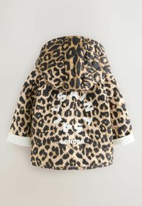 Leopardimustriga puffer-jakk kapuutsiga, millel on valge tekst "SAINT" ja "LONDON". Kottide tekstuur ja kontrastsed valged varrukad.