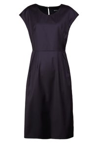 Fialové šaty po kolena vyrobené z hladkého materiálu, s kulatým výstřihem, krátkým rukávem a bočními kapsami. Viditelné zapínání na zip na zadní straně.