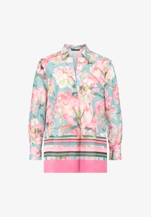 Bluzka z długim rękawem w jasnoniebieskim tle, z dużym różowo-białym nadrukiem kwiatowym oraz poziomym paskiem w różowym, zielonym i białym kolorze przy dolnym brzegu.