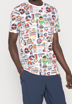 Kurzärmeliges T-Shirt aus Baumwolle mit weißem Grund, mit einem bunten Grafikdesign aus verschiedenen Logos und Aufnähern.