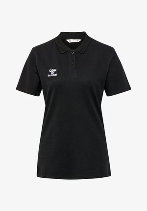 Czarna koszulka polo z bawełny, z klasycznym kołnierzykiem, trzema guzikami i małym białym logo po lewej stronie. Krótkie rękawy.