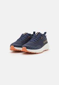 Adidași din plasă bleu marin cu accente portocalii, intermediar alb cu amortizare, talpă din cauciuc texturat și șireturi groase pentru o potrivire sigură.