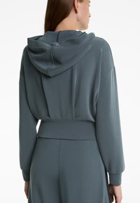 OYSHO SOFT TOUCH CROP HOODED WITH FITTED WAIST - Felpa con cappuccio - mottled grey