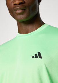 adidas Performance TRAIN ESSENTIALS - Camiseta deportiva - lime burst/black