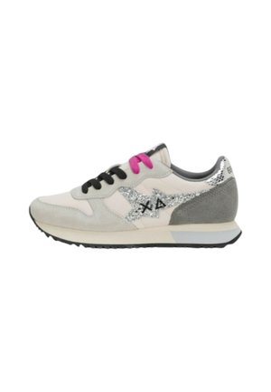 Sneakers con tomaia in suede grigio chiaro, dettaglio a stella argentato, lacci rosa e neri, e tallone grigio testurizzato. Suola in gomma nera.
