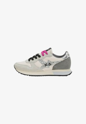 Sneakers con tomaia in suede grigio chiaro, dettaglio a stella argentato, lacci rosa e neri, e tallone grigio testurizzato. Suola in gomma nera.