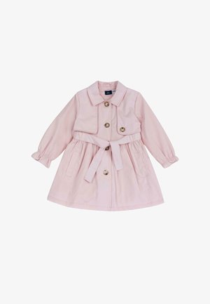 Manteau en coton rose pâle avec des manches longues, un col, un bouton à l'avant et une ceinture à la taille. Présente deux poches avant et une jupe froncée.