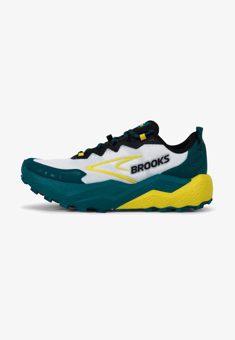 Scarpa da trail running con tomaia bianca e teal, accenti neri, dettagli gialli e suola blu robusta e texture per una migliore aderenza.
