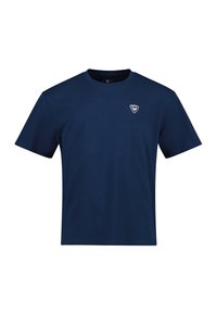 Námořnická modrá pánská triko s krátkým rukávem vyrobené z bavlny. Má kulatý výstřih a malé bílé logo na levé hrudi. Jednoduchý design.