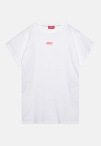 Camiseta de algodón blanca con mangas cortas, cuello redondo y un pequeño logo rojo de "DIESEL" en el pecho. Diseño simple y clásico.
