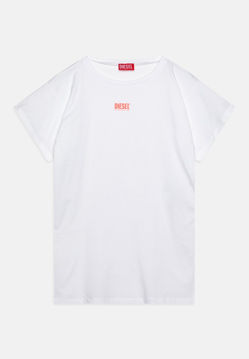 Camiseta de algodón blanca con mangas cortas, cuello redondo y un pequeño logo rojo de "DIESEL" en el pecho. Diseño simple y clásico.