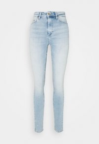 Jeans ajustados de color azul claro, fabricados en denim con un acabado ligeramente desgastado. Presentan una cintura alta, diseño de cinco bolsillos y cierre de botón dorado.