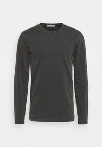 Långärmad t-shirt med rund hals i mörkgrå bomull. Har en mjuk, strukturerad yta och synliga sömmar längs fållen och ärmarna.