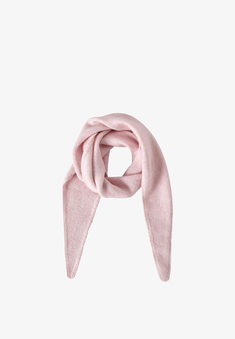 Écharpe rose douce en tissu peluche, pliée lâchement avec deux extrémités pointues pendantes sur un fond blanc.