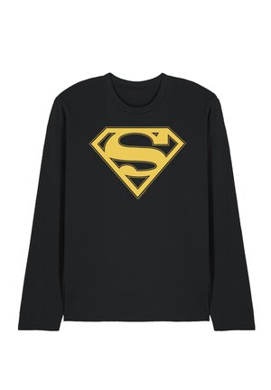 Schwarzes langärmeliges Shirt mit einem großen stilisierten goldenen "S" Logo, das mittig auf der Brust angebracht ist.