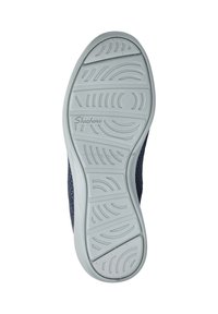 Suela de zapato Skechers con una superficie de goma gris texturizada, que presenta patrones en forma de ola y un logotipo de la marca, contrastando con la parte superior de malla oscura.