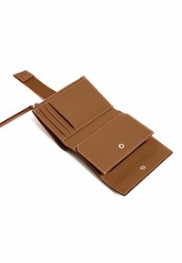 Cartera de cuero marrón con una textura suave, que cuenta con múltiples ranuras para tarjetas, un cierre a presión y un compartimento con cremallera.