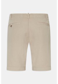Pantaloni corti in cotone beige con una texture liscia, dotati di due tasche posteriori con chiusure a pattina e orli arrotolati.