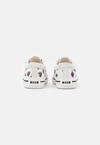 Weiße Leinensneaker mit lila Traubenmustern, schwarzen Akzenten und einem schwarzen "MSGM"-Logo an der Ferse. Flache Gummisohle.