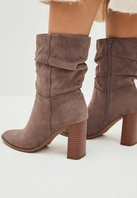 Next FOREVER COMFORT SLOUCH HEEL - Stivali alti - tan brown