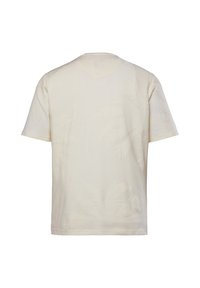Camiseta de algodón color crema con mangas cortas, que presenta un sutil patrón texturizado que asemeja hojas de palmera, escote redondo y corte estándar.